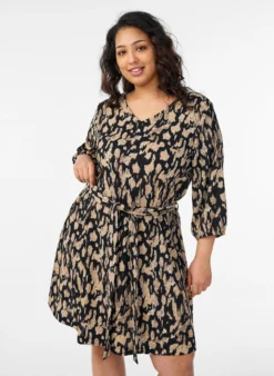 Kurzes Kleid mit 3/4-Ärmeln und Muster