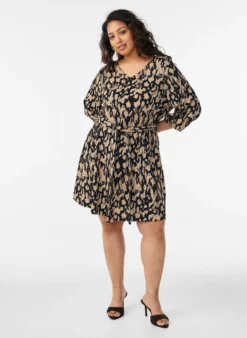 Kurzes Kleid mit 3/4-Ärmeln und Muster