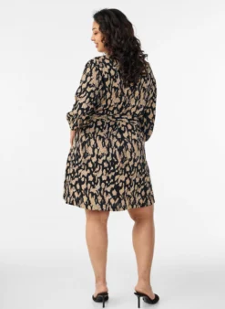 Kurzes Kleid mit 3/4-Ärmeln und Muster