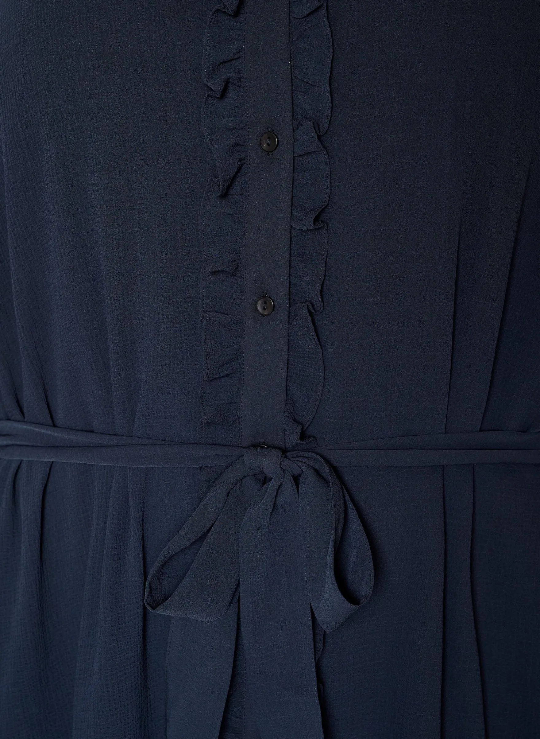 Kurzes Kleid mit Rüschendetails und Bindegürtel