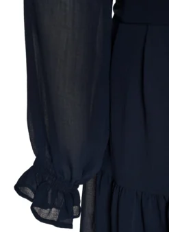 Kurzes Kleid mit Rüschendetails und Bindegürtel