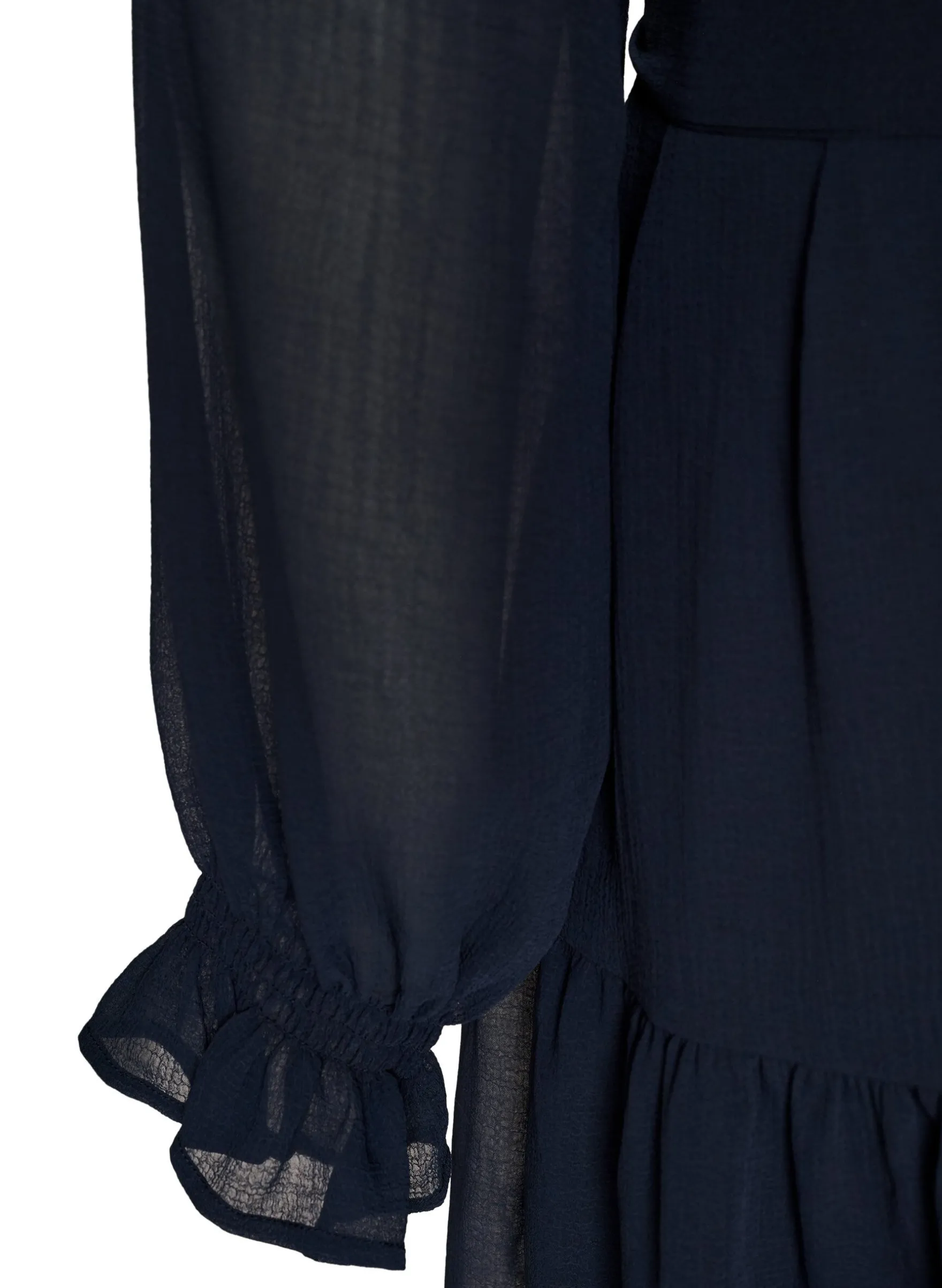 Kurzes Kleid mit Rüschendetails und Bindegürtel