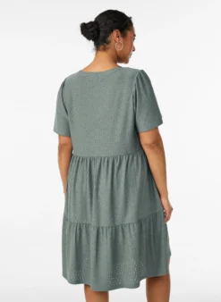 Kurzes Kleid mit Spitzenmuster und Lagenrock