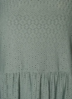 Kurzes Kleid mit Spitzenmuster und Lagenrock