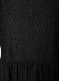 Kurzes Kleid mit Spitzenmuster und Lagenrock