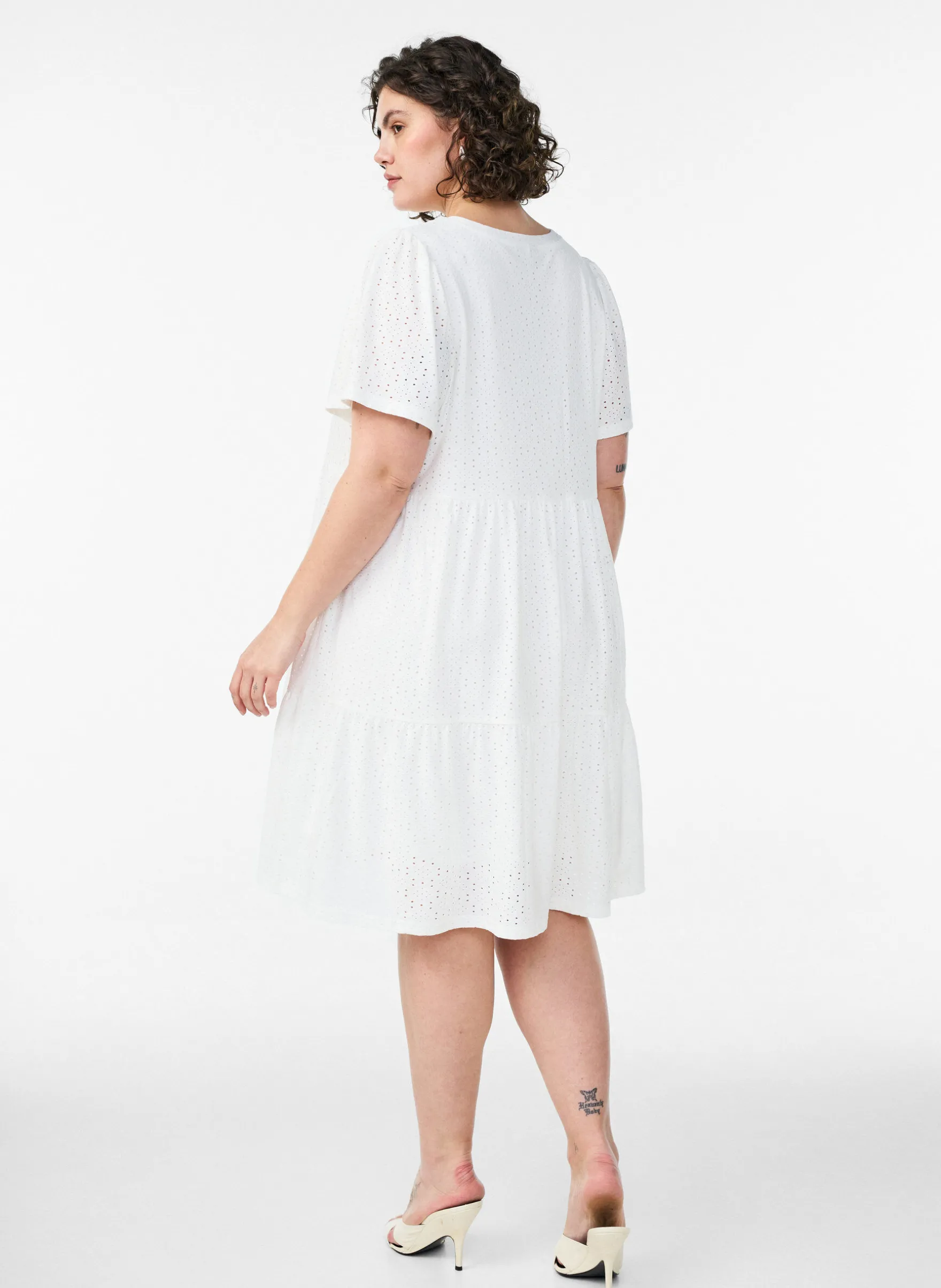 Kurzes Kleid mit Spitzenmuster und Lagenrock