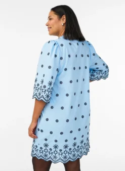 Kurzes Kleid mit Stickerei und 3/4-Ärmeln