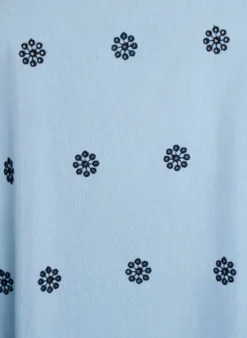 Kurzes Kleid mit Stickerei und 3/4-Ärmeln