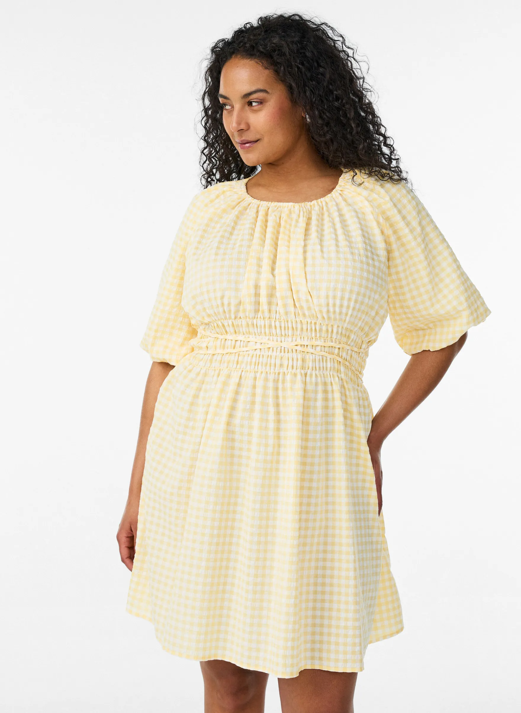 Kurzes kleinkariertes Kleid mit Ballonärmeln