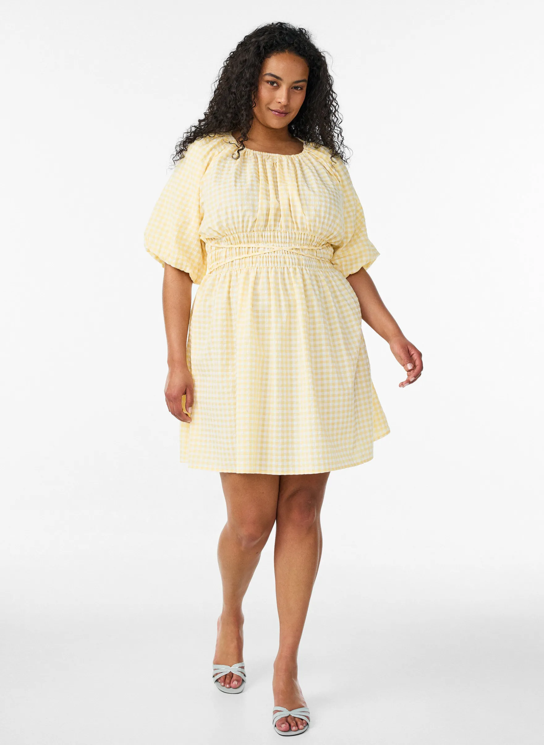 Kurzes kleinkariertes Kleid mit Ballonärmeln