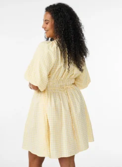 Kurzes kleinkariertes Kleid mit Ballonärmeln