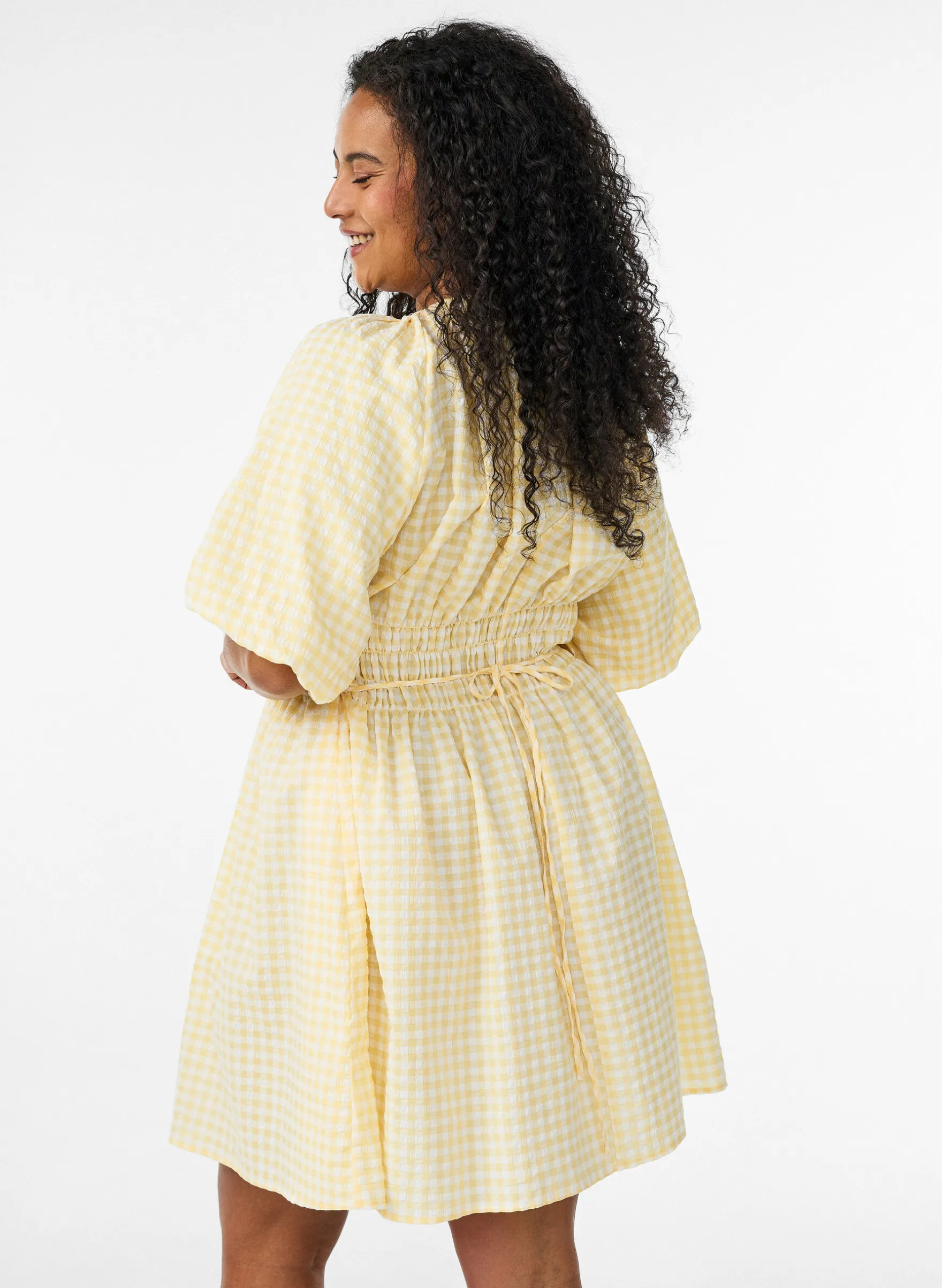 Kurzes kleinkariertes Kleid mit Ballonärmeln