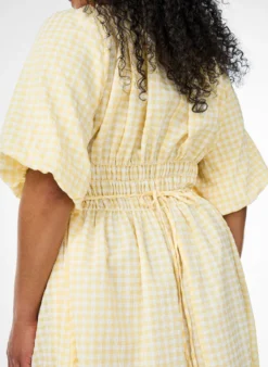 Kurzes kleinkariertes Kleid mit Ballonärmeln