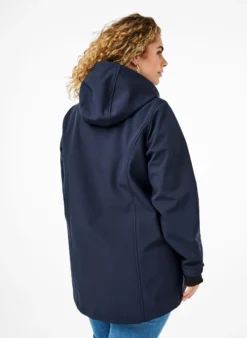Kurze Softshell-Jacke mit abnehmbarer Kapuze