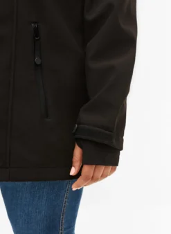 Kurze Softshell-Jacke mit abnehmbarer Kapuze
