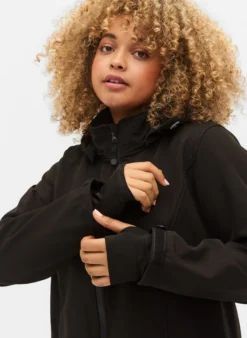 Kurze Softshell-Jacke mit abnehmbarer Kapuze