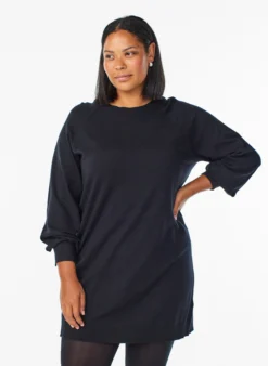 Kurzes Strickkleid mit Raglanärmeln