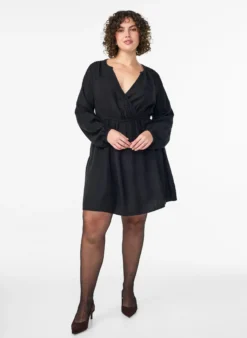 Kurzes strukturiertes Kleid in Wickeloptik