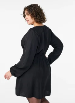 Kurzes strukturiertes Kleid in Wickeloptik