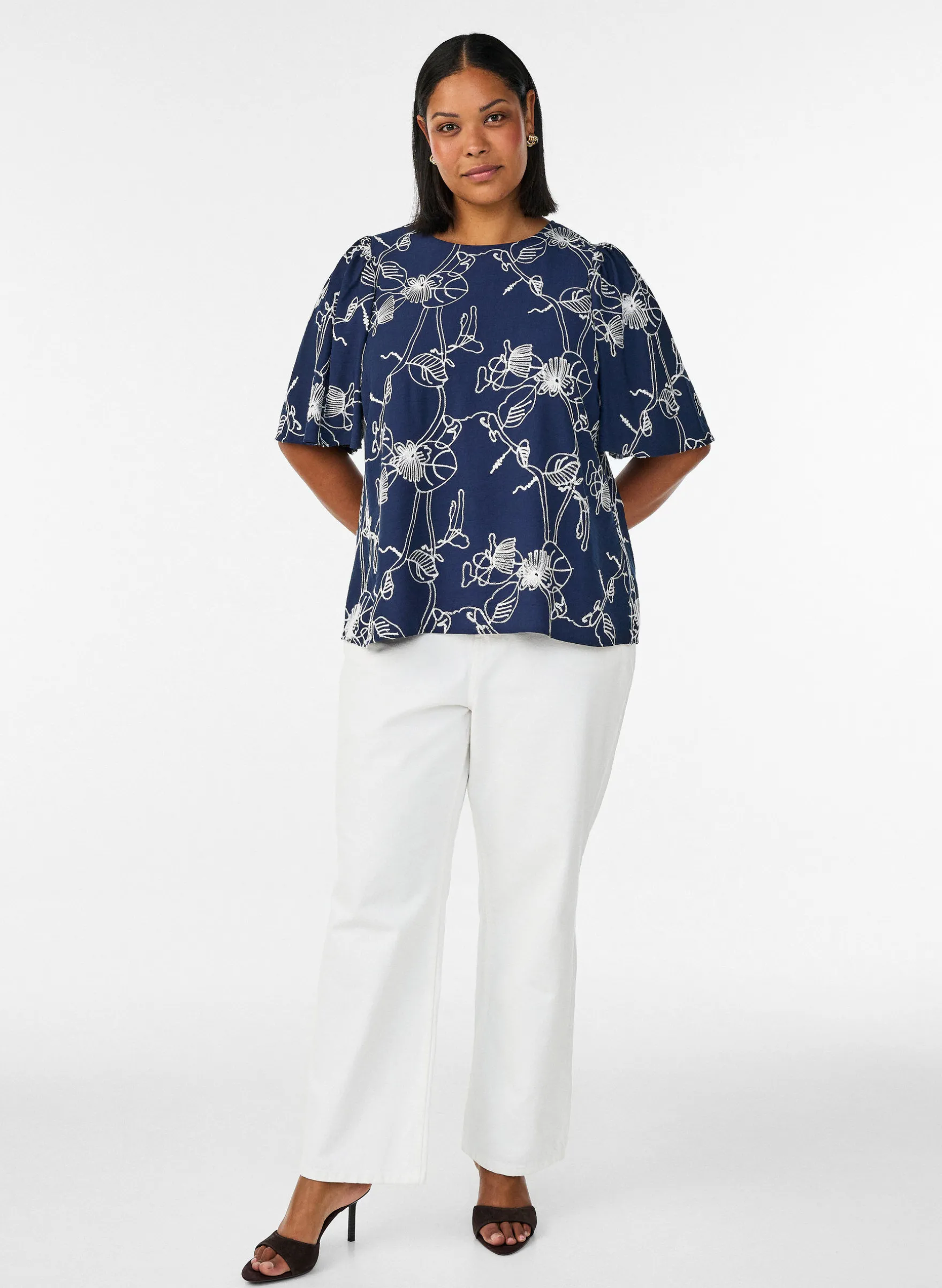 Kurzärmelige Bluse mit Stickmuster