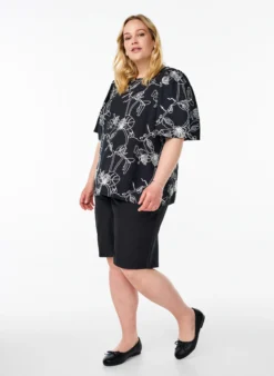 Kurzärmelige Bluse mit Stickmuster
