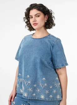 Kurzärmelige Jeansbluse mit Lochstickerei