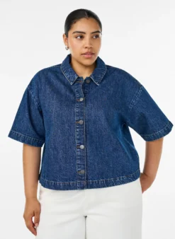 Kurzärmelige Jeansjacke mit Knöpfen