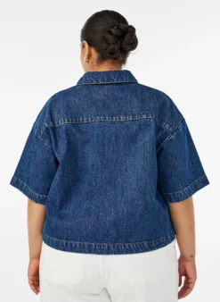 Kurzärmelige Jeansjacke mit Knöpfen