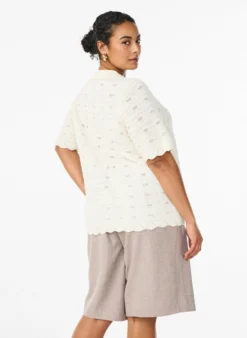 Kurzärmelige Strickjacke mit Polokragen und Lochstickerei