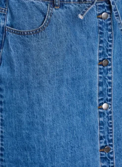 Langer Jeansrock mit Knöpfen und Bindegürtel