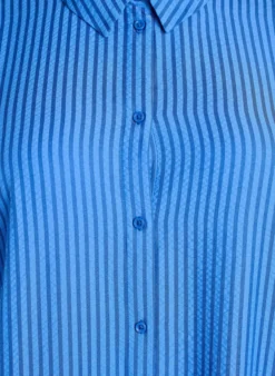 Langes gestreiftes Hemd mit Knopfdetail am Rücken