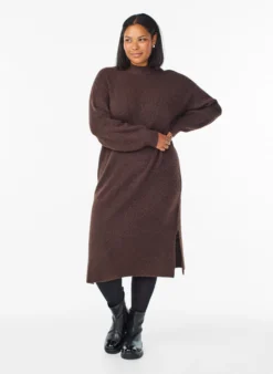 Langes Strickkleid mit hohem Kragen