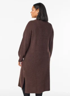 Langes Strickkleid mit hohem Kragen