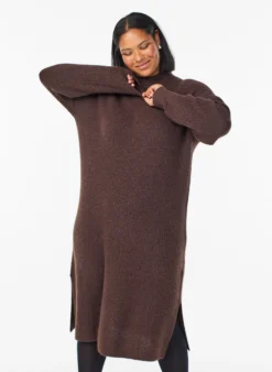 Langes Strickkleid mit hohem Kragen