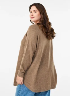 Lange Strickbluse mit Kugelknöpfen