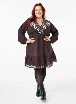 Langärmeliges Viskosekleid mit Muster
