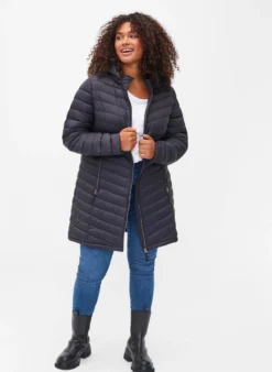 Leichte Jacke mit Taschen und abnehmbarer Kapuze