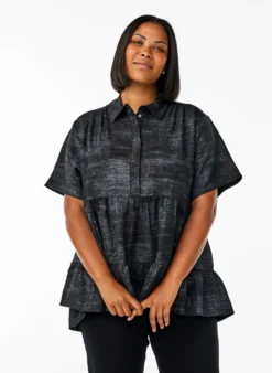 Lockere Bluse mit Kragen und Knöpfen