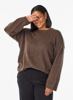 Lockerer Strickpullover mit Kontrastnähten