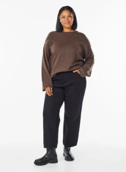 Lockerer Strickpullover mit Kontrastnähten