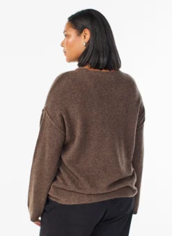 Lockerer Strickpullover mit Kontrastnähten