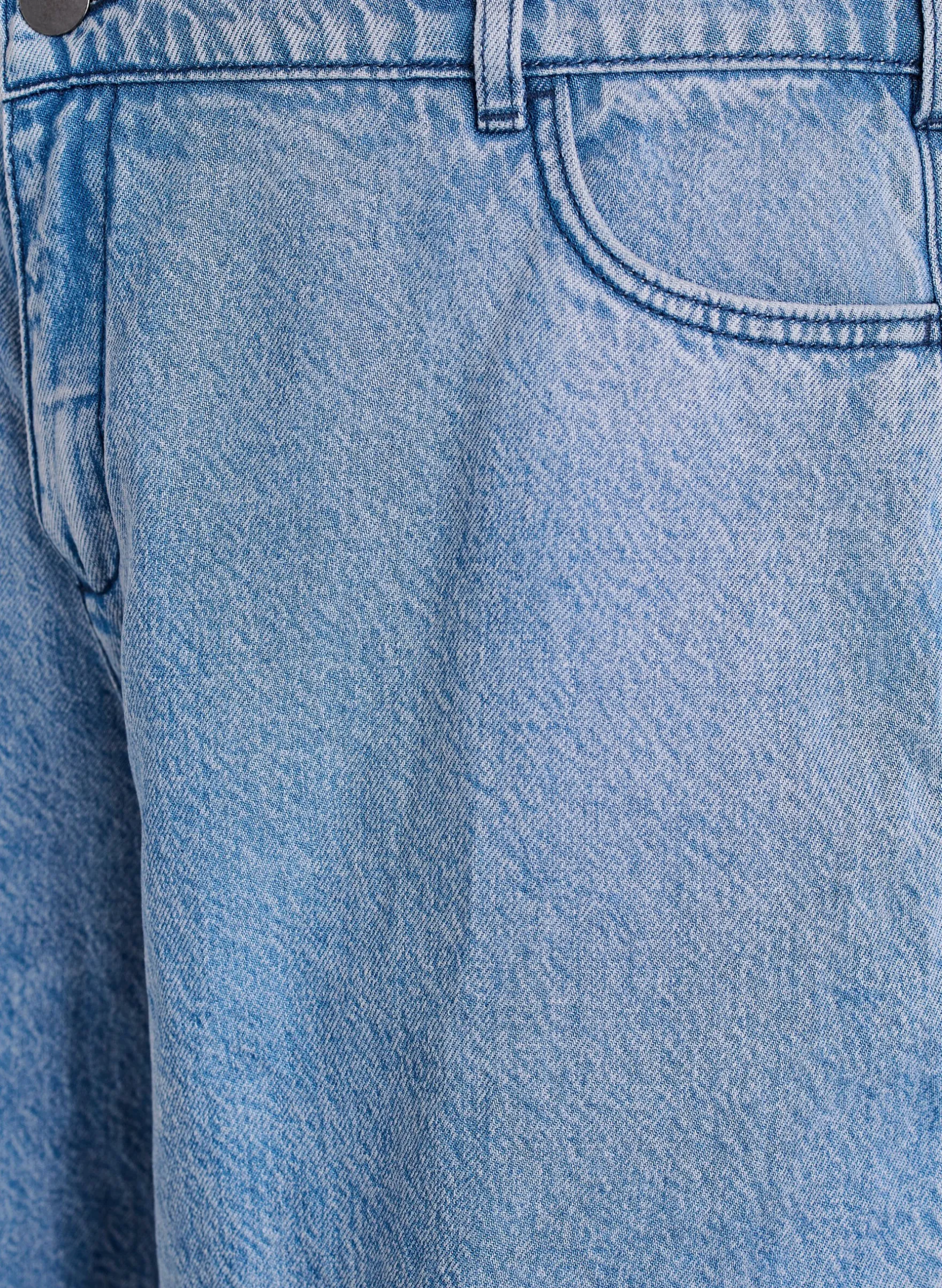 Locker geschnittene Jeansshorts mit hoher Taille
