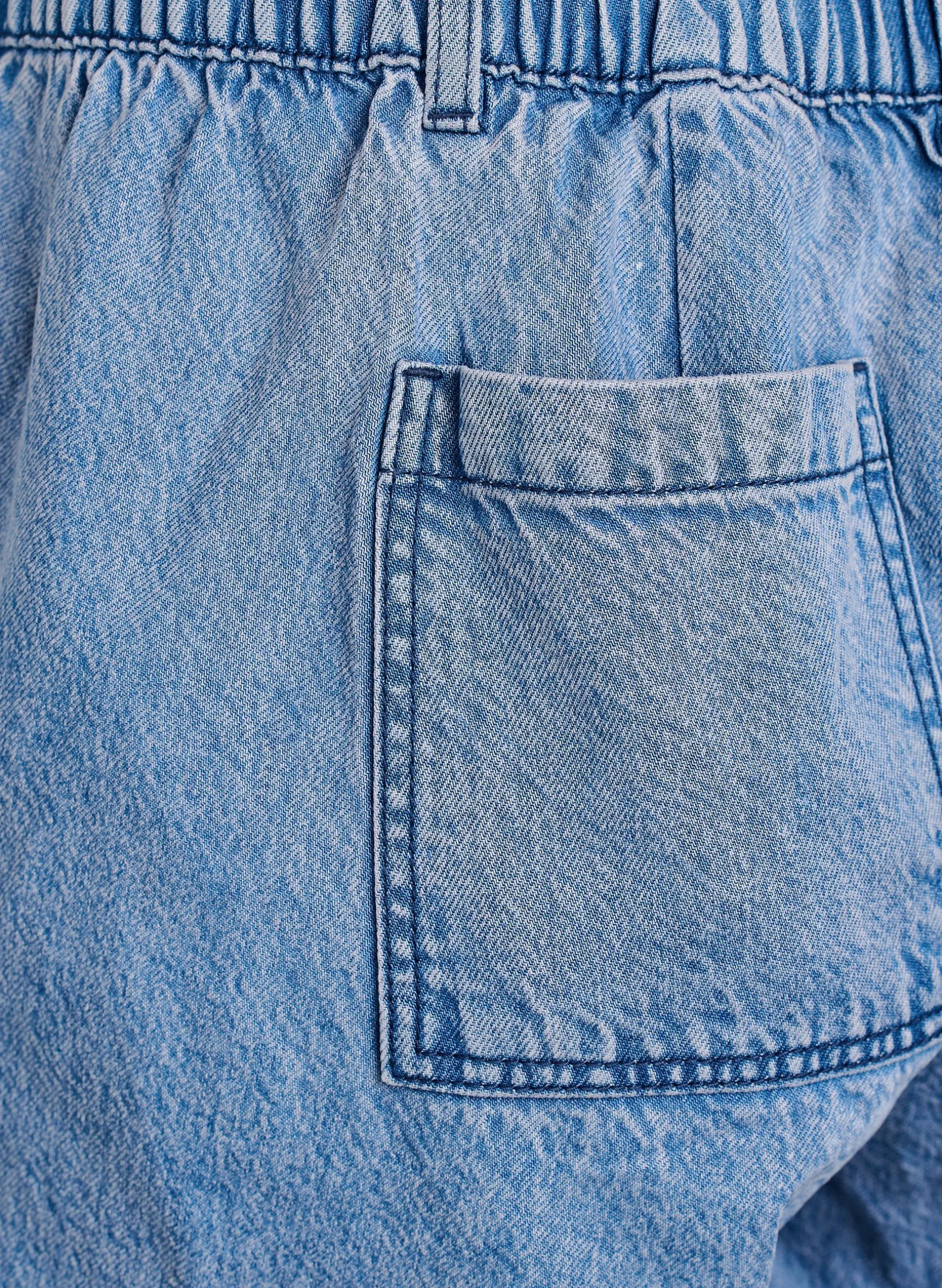 Locker geschnittene Jeansshorts mit hoher Taille
