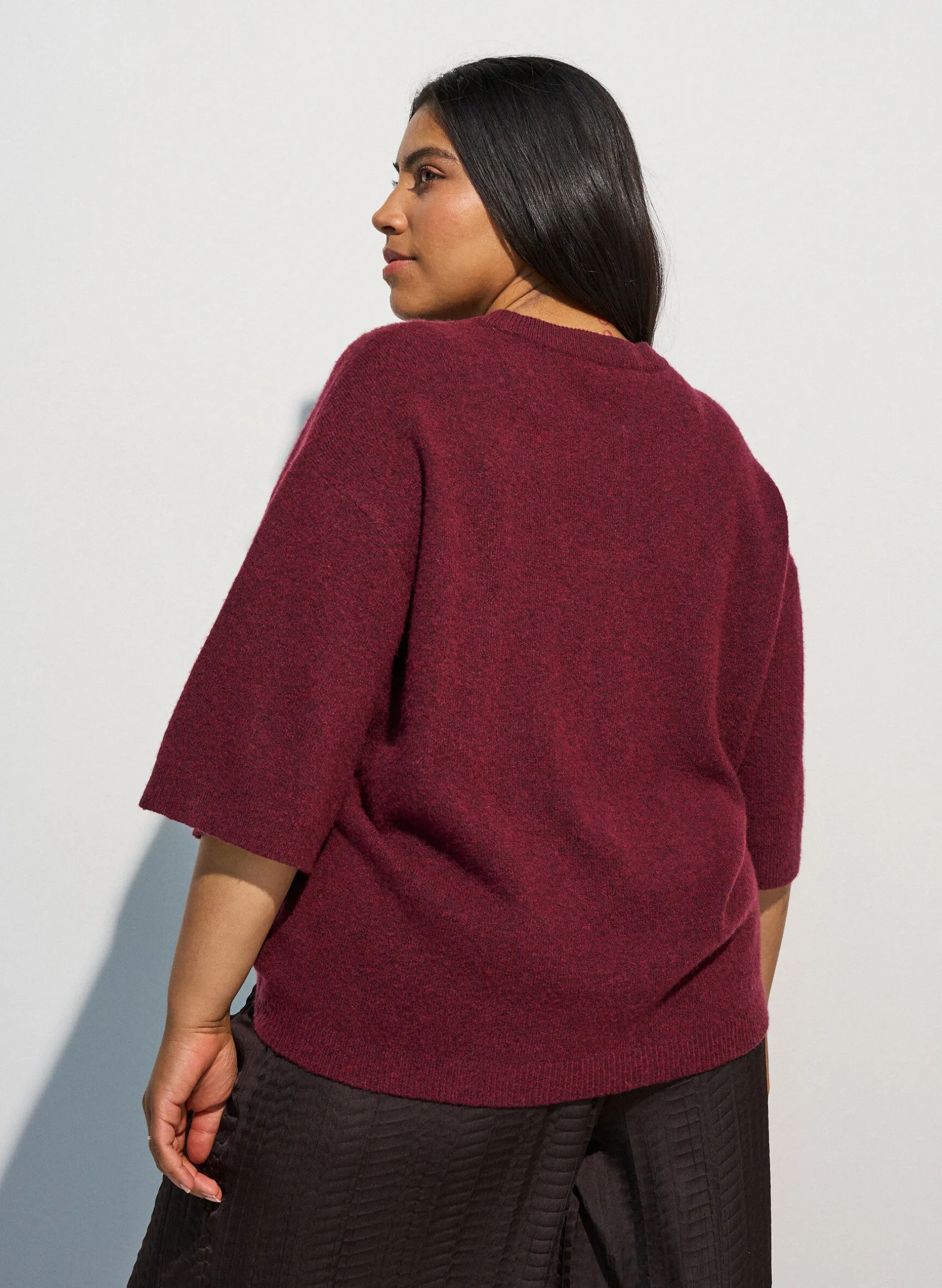 Locker sitzende Strickshirt mit kurzen Ärmeln