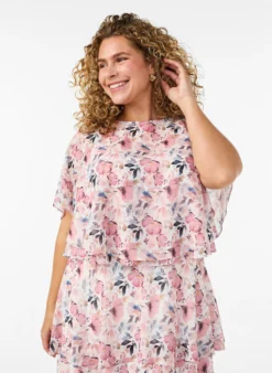 Maxikleid mit Rüschen-Volants und abnehmbarem Cape
