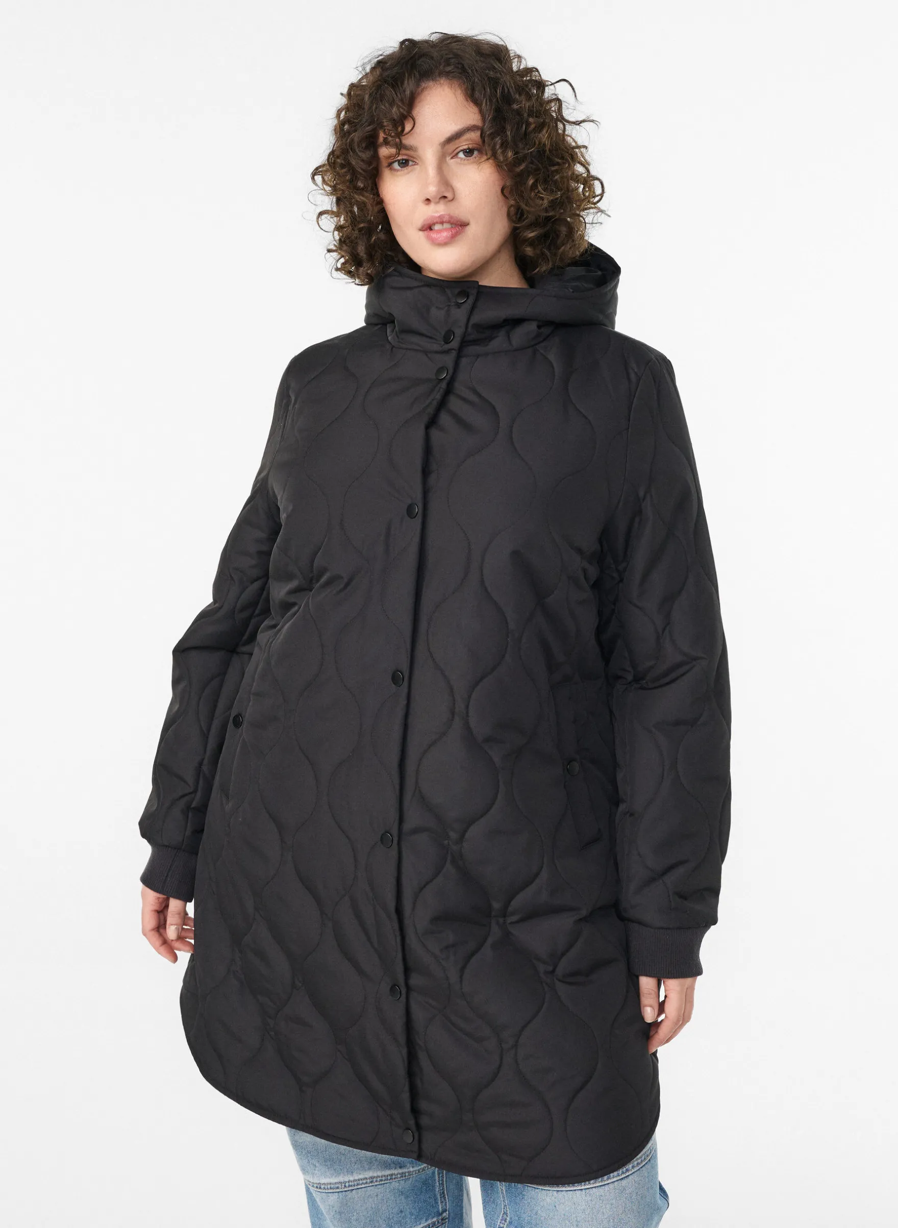 Mittellange Steppjacke mit Kapuze
