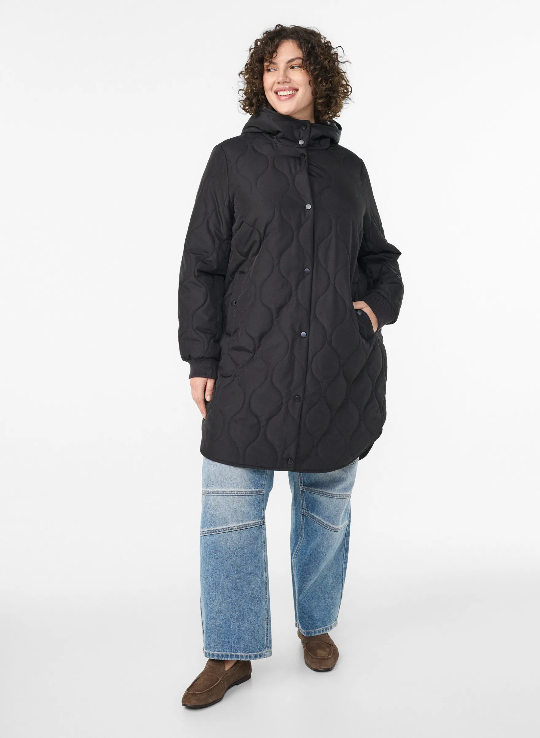 Mittellange Steppjacke mit Kapuze