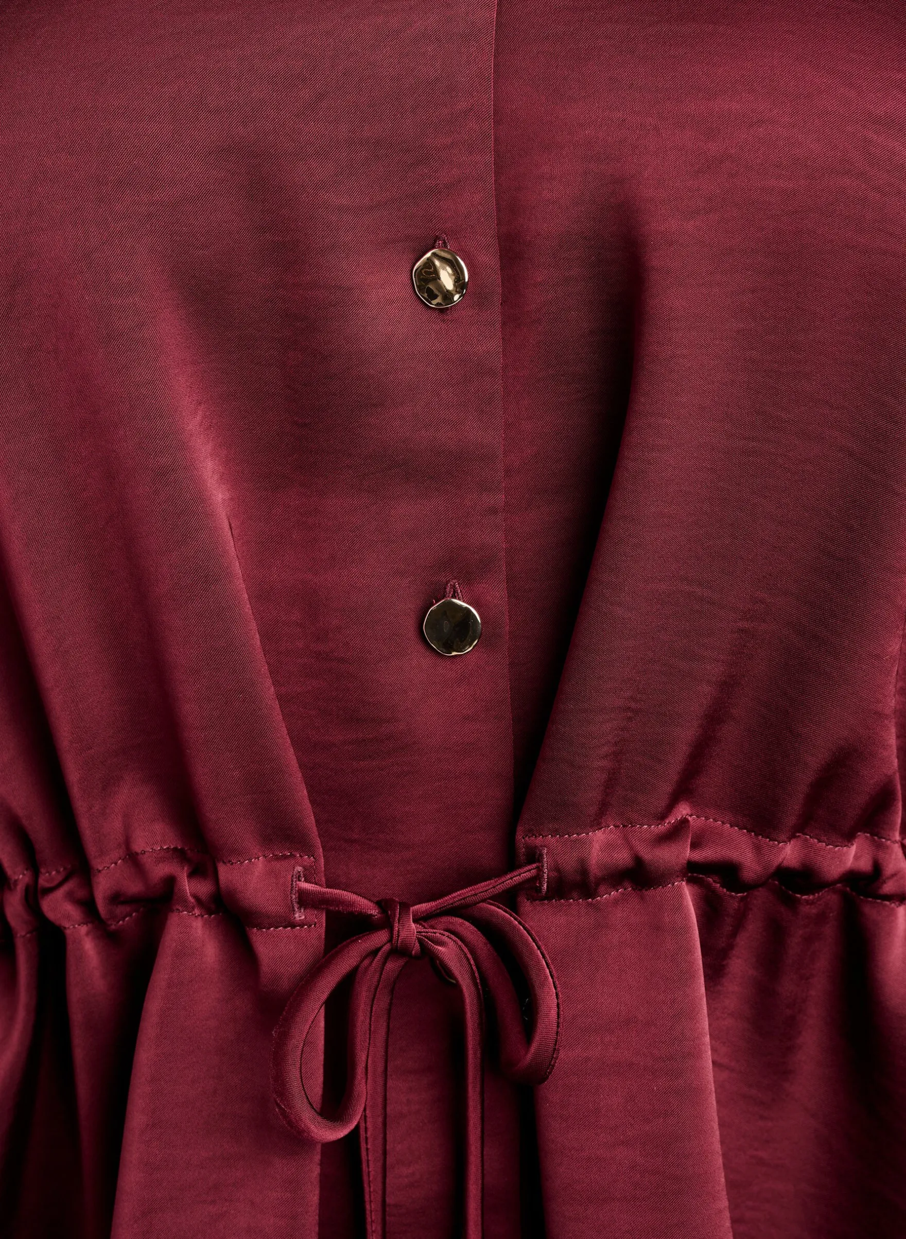 Partybluse in Satinoptik mit Knöpfen und verstellbarer Taille