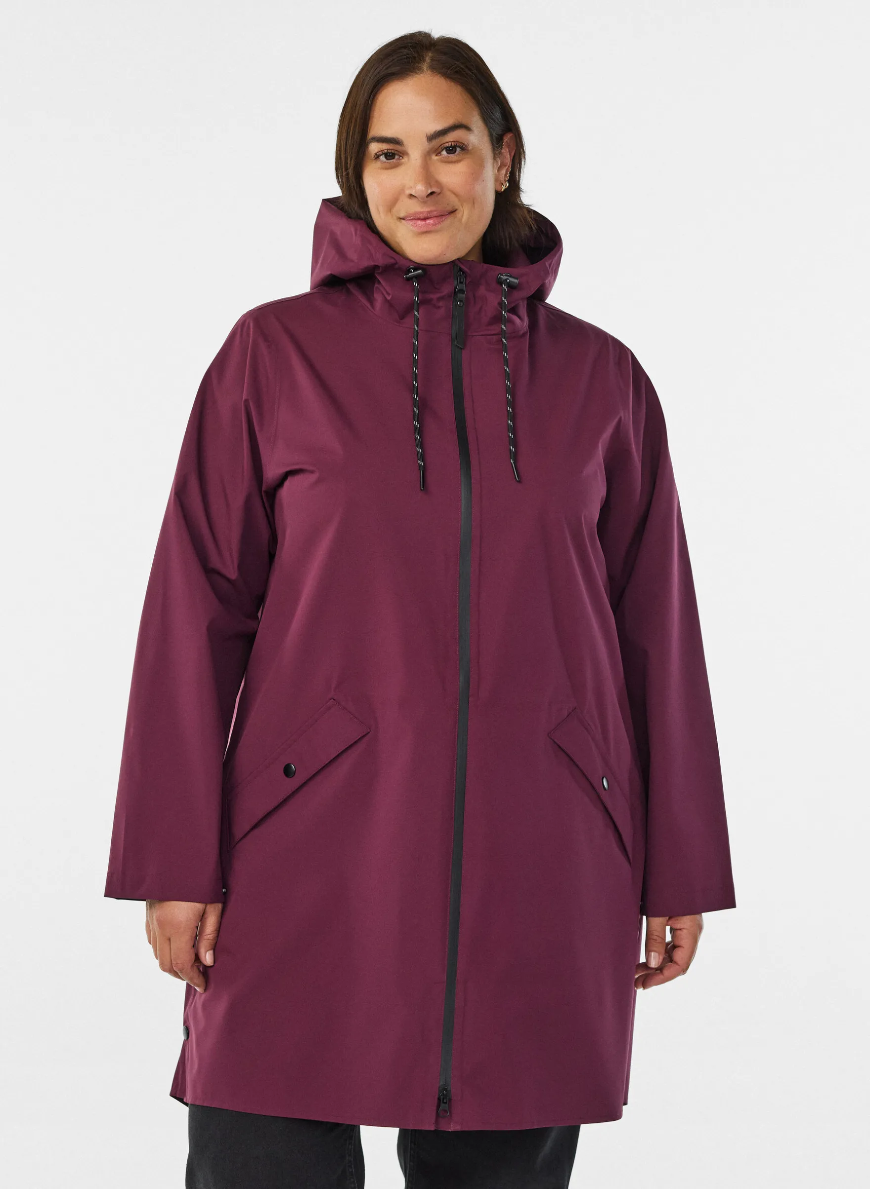 Regenjacke mit Taschen und Kapuze.