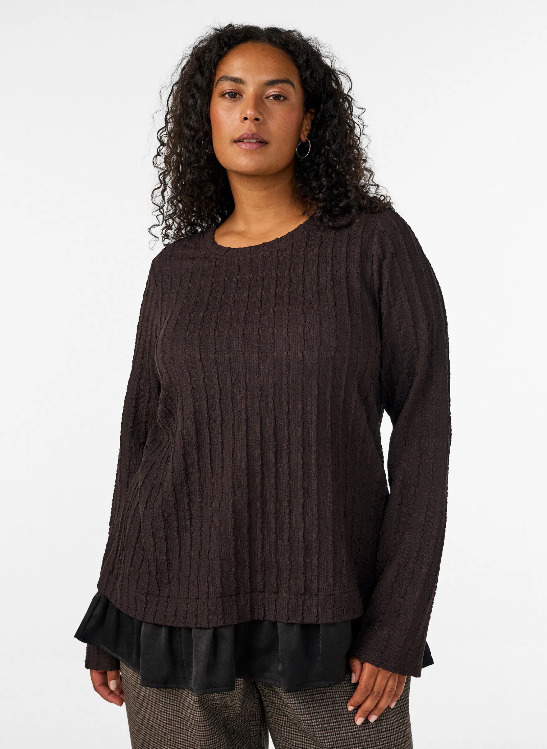 Strukturierte Bluse mit Rüschensaum